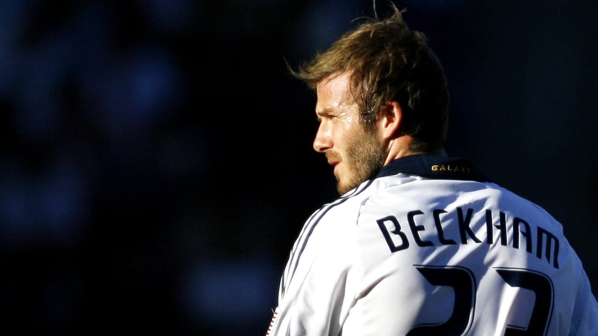 开云体育-【球迷热情】现场粉丝互动点燃赛场火焰，球迷和粉丝